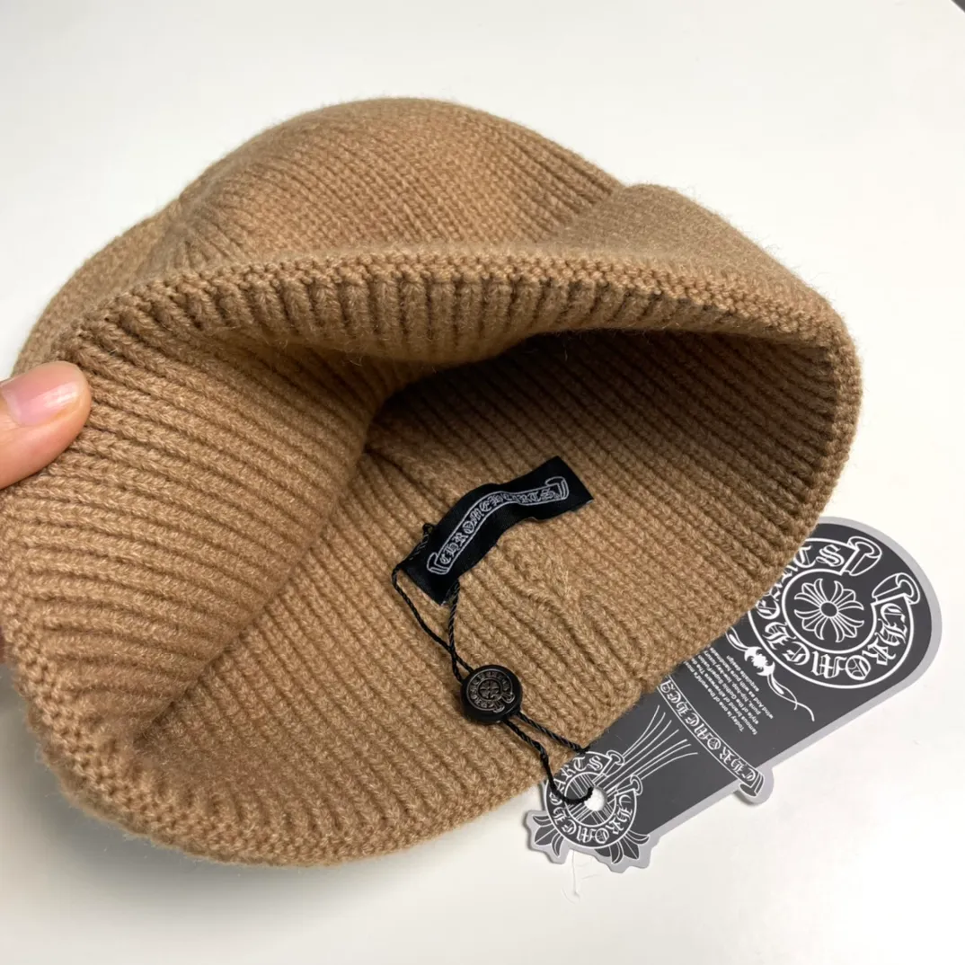 P60 🤍Chrome hearts new autumn and winter cross knitted hat🧶 One of the must-have hats in autumn and winter~ It really looks good on whoever wears it~, it is also a perfect match in black and white and gray in autumn~